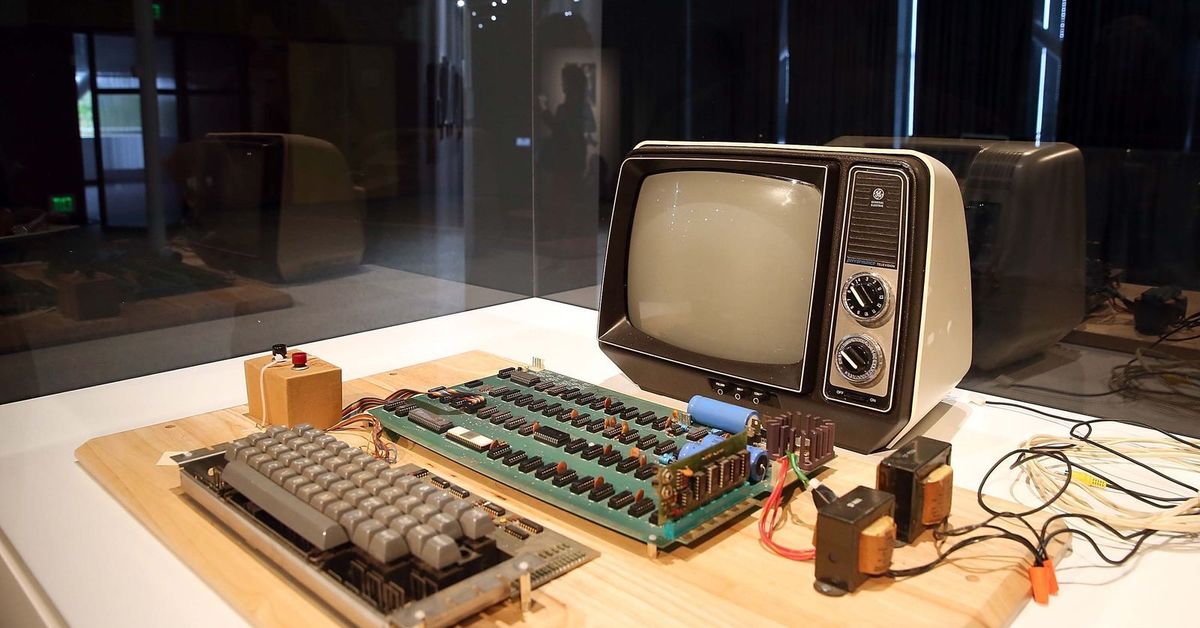 First apple. Apple 1. Apple 1 компьютер. Эппл 1976. Первый персональный компьютер Стива Джобса.