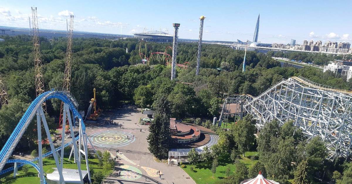 Колесо обозрения крестовский. Крестовский остров Санкт-Петербург парк. Крестовский остров парк аттракционов. Аттракционы СПБ Крестовский остров. Парк на Крестовском острове СПБ.