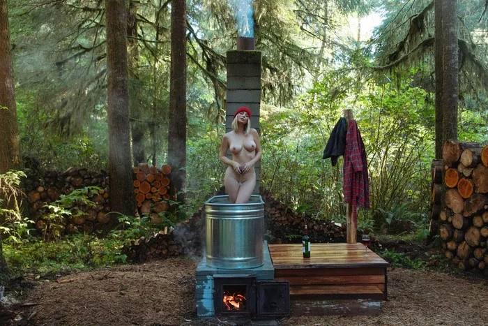 Поддай ка жару… - NSFW, Девушки, Эротика, Сиськи, Из сети, Дрова, Лес, Sara Underwood, 18+