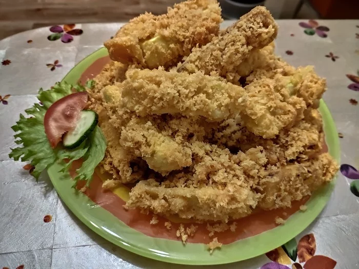 When everyone is on a healthy diet...And me! And I! What I got: crunchy fried zucchini breaded in egg and cheese - My, Junk food, Fried