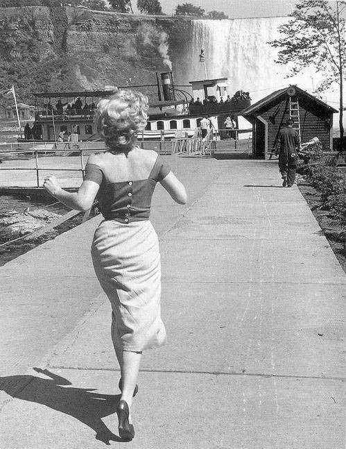 Film Niagara 1953 (XIX) Magnificent Marilyn - 176 - Marilyn Monroe, Girls, Celebrities, Actors and actresses, Movies, Photos from filming, Black and white photo, The photo, Hollywood, USA, 1952, 1953, Longpost, Film Niagara