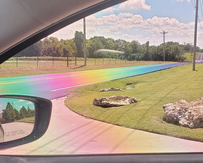 The sun reflects off the fresh asphalt on the road and creates a rainbow through polarized lenses - Road, Rainbow, The sun, Asphalt, Polarization, Lenses, Not photoshop, The photo, Auto