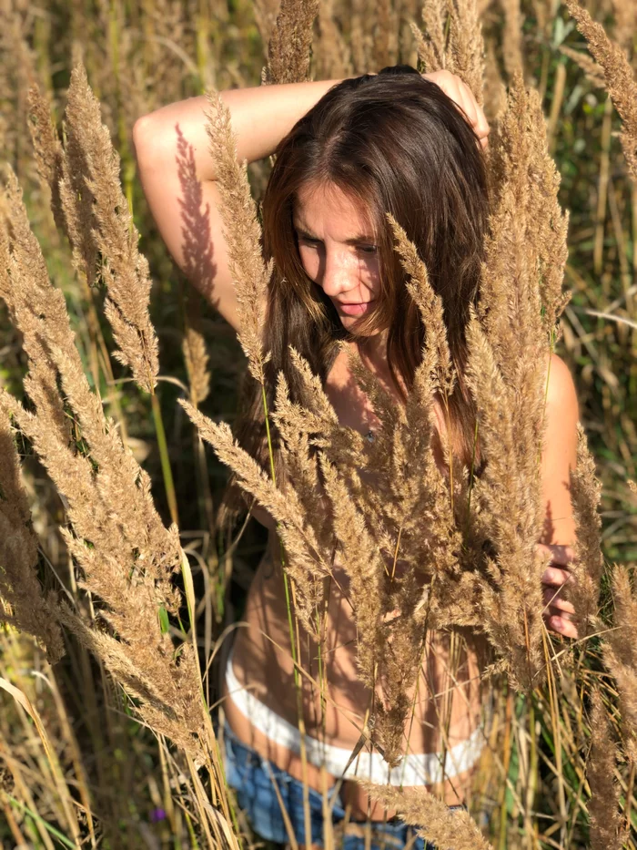 I found it in the grass - NSFW, My, Homemade, Nature, Boobs, Beautiful girl, Photo on sneaker, Field, Longpost