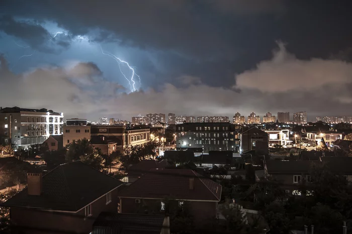 Вчерашняя гроза - Моё, Краснодар, Город, Ночь, Молния, Гроза, Облака, Фотография, Начинающий фотограф