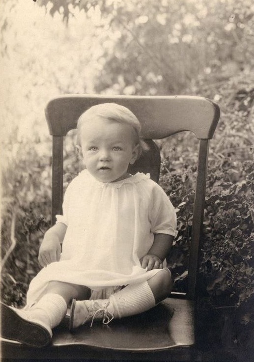 Biography MM (I) 1926 - 1927 - Marilyn Monroe, Celebrities, Biography, Childhood, 1926, 1927, Actors and actresses, Parents and children, , The photo, Black and white photo, 20th century, Girl, Birth Certificate, Mum, Grandmother, Foster family, Baby photo, Longpost