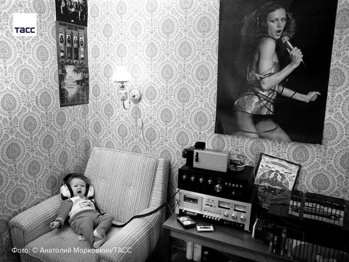 Music lover. 1989. USSR - the USSR, Children, Music, Music lovers, 80-е, Black and white photo, 1989