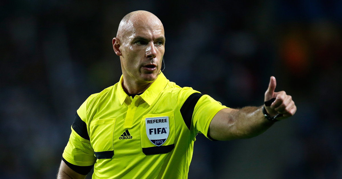 Арбитр это. Howard Webb. Футбольный судья. Судья в футболе. Футбольный арбитр.