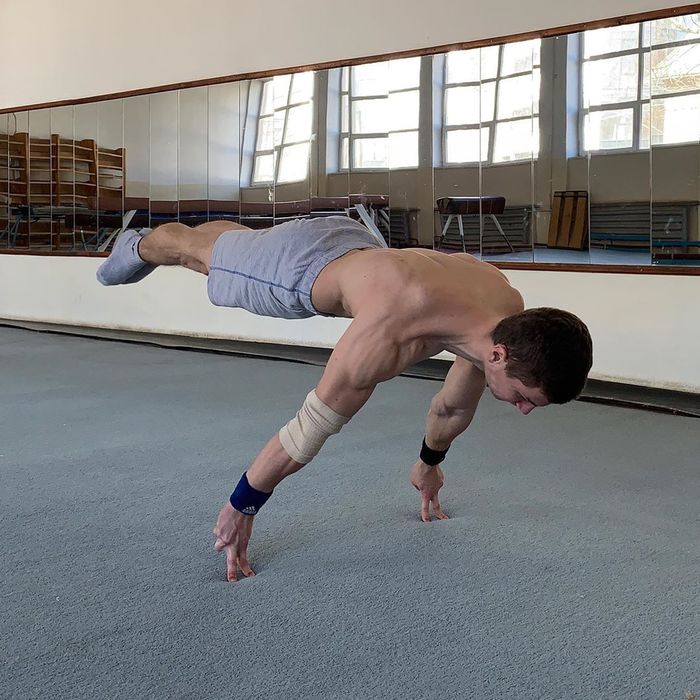 Like a street gymnast holds the body on 4 fingers. A tall athlete is not a hindrance! - Workout, A big increase, Turnstiles, Sport, Calisthenica, Gymnastics, Horizontal bar, Bars, , Workout, Shaolin, Power, Crossfit, Fitness, Motivation, Athletes, Gymnasts, Video, Longpost