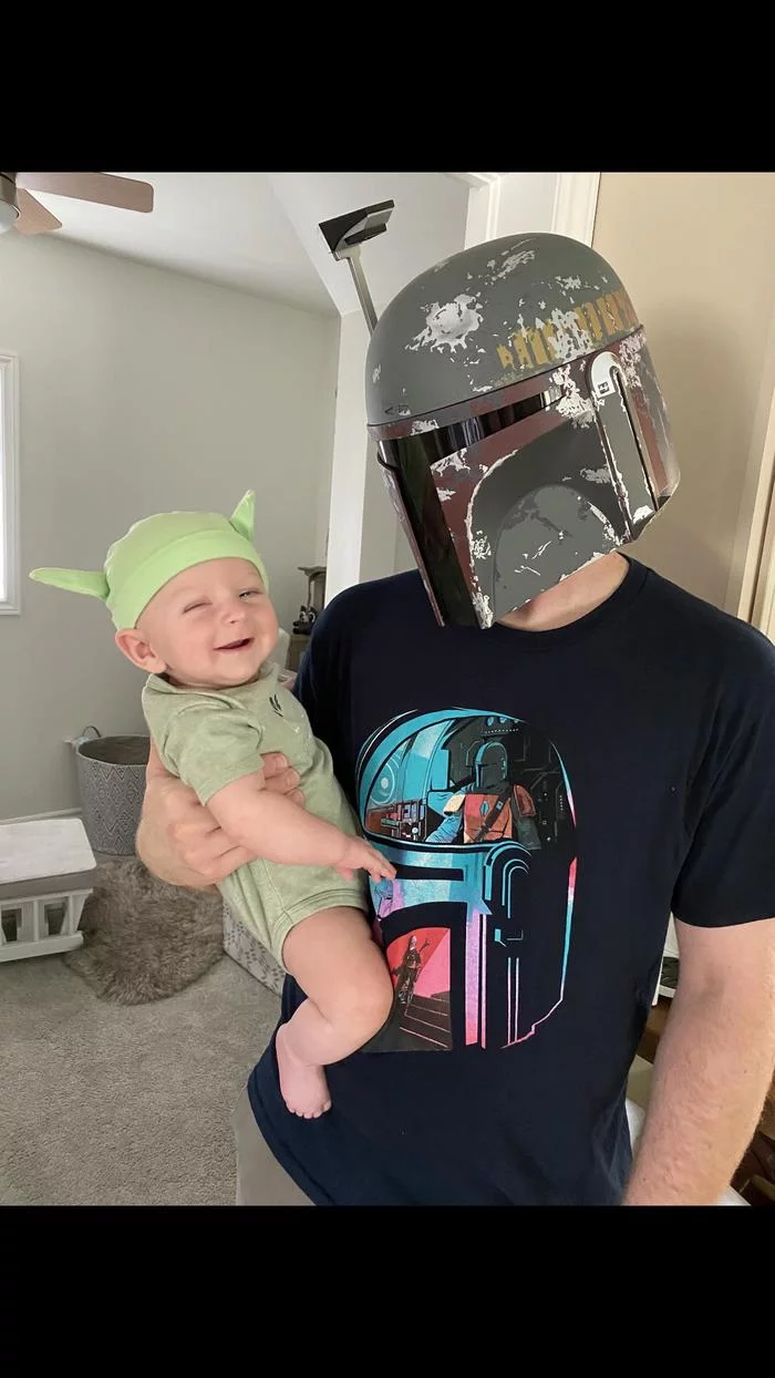 Mandalorian with his little trophy - Mandalorian, Parents and children, Helmet, Milota, Smile, Star Wars, Children, Dad, , Cosplay, The photo, Reddit, Longpost, Boba Fett, , Father, Grogu