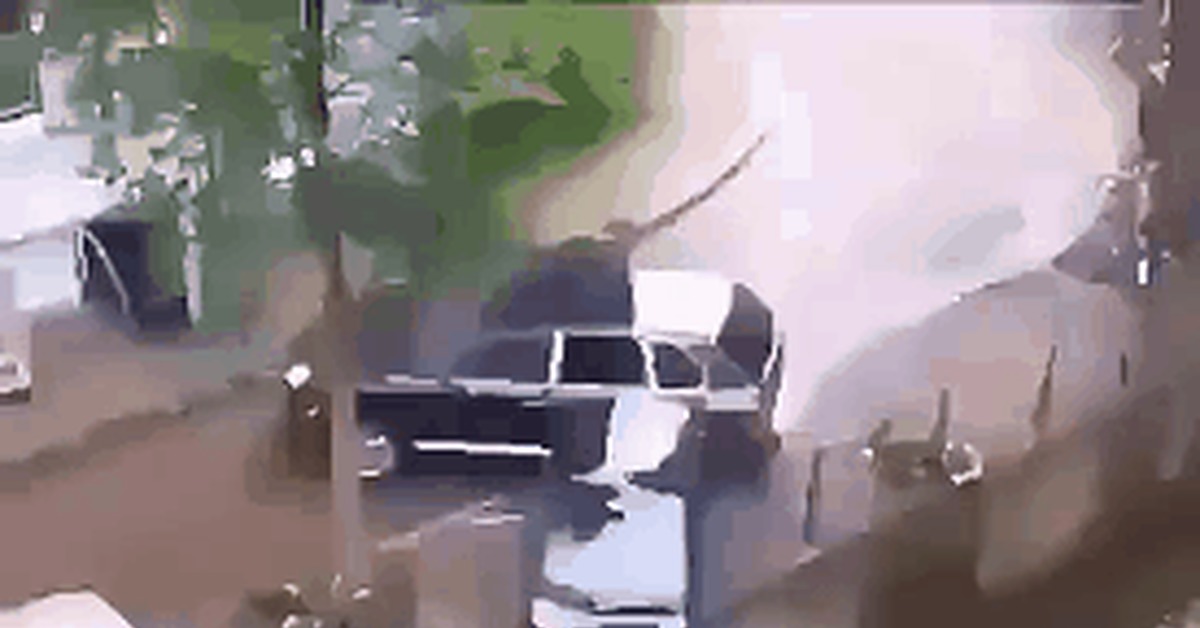 I'll push you baby - Road accident, River, Porsche, Smart, GIF