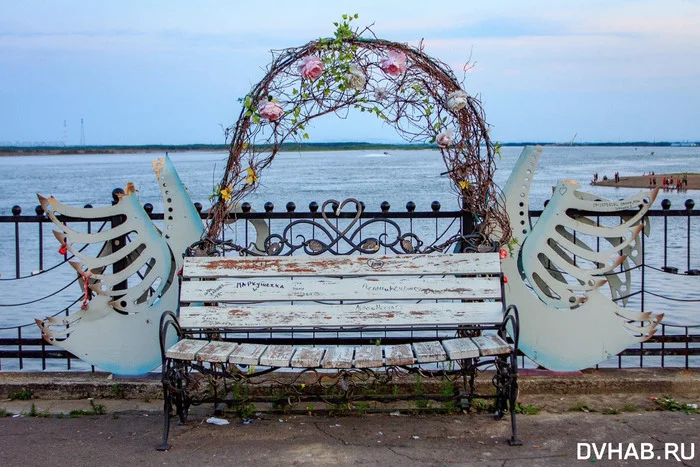 Bench for lovers on the central embankment of Komsomolsk-on-Amur - From the network, The photo, Komsomolsk-on-Amur, Bench, Lovers