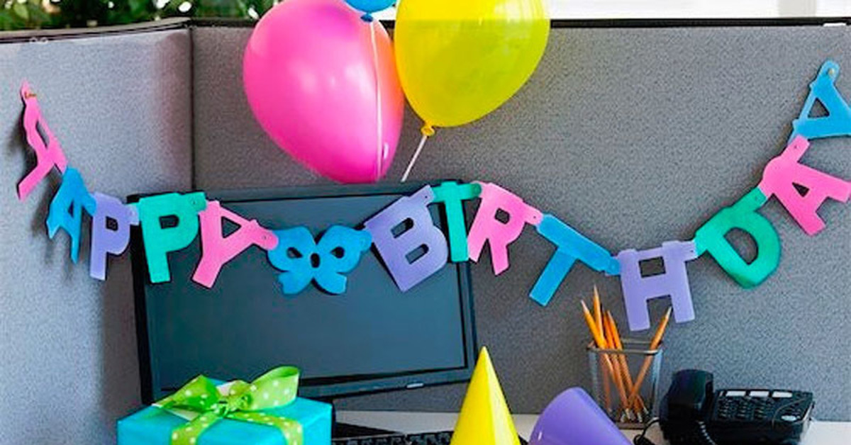 Креативно поздравить с днем рождения коллегу. Украшения на день рождения. Украсить на день рождения. Оригинальные украшения на день рождения. Украшение рабочего стола на день рождения.