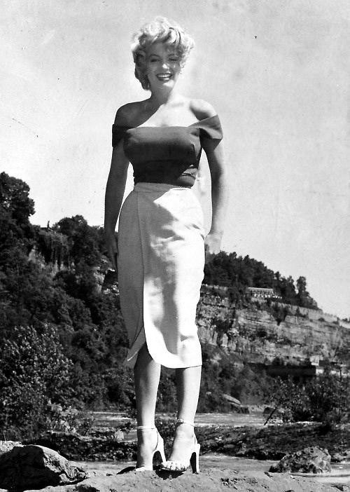 Film Niagara 1953 (XXXIII) Cycle Magnificent Marilyn - 203 - Cycle, Gorgeous, Marilyn Monroe, Actors and actresses, Celebrities, Photos from filming, Movies, Hollywood, USA, Cinema, 1952, 1953, Blonde, Longpost, Elegant dress, The photo, Film Niagara