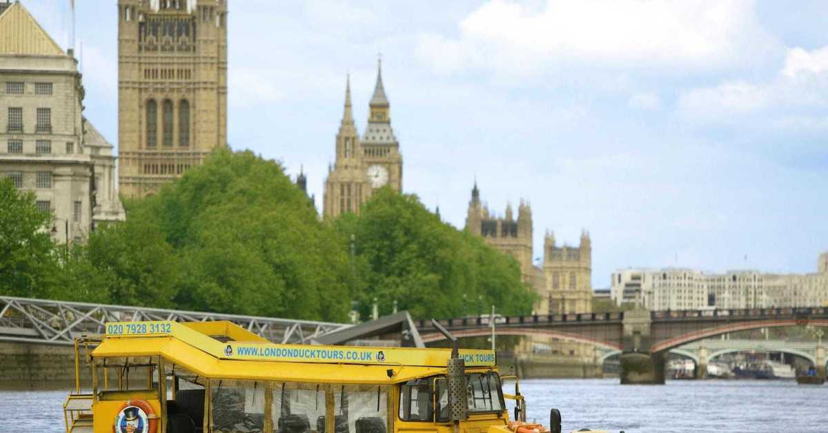Речной общественный транспорт. Темза Лондон трамвайчики. Речной трамвайчик в Лондоне. Река Темза в Лондоне. Водный транспорт на Темзе в Лондоне.