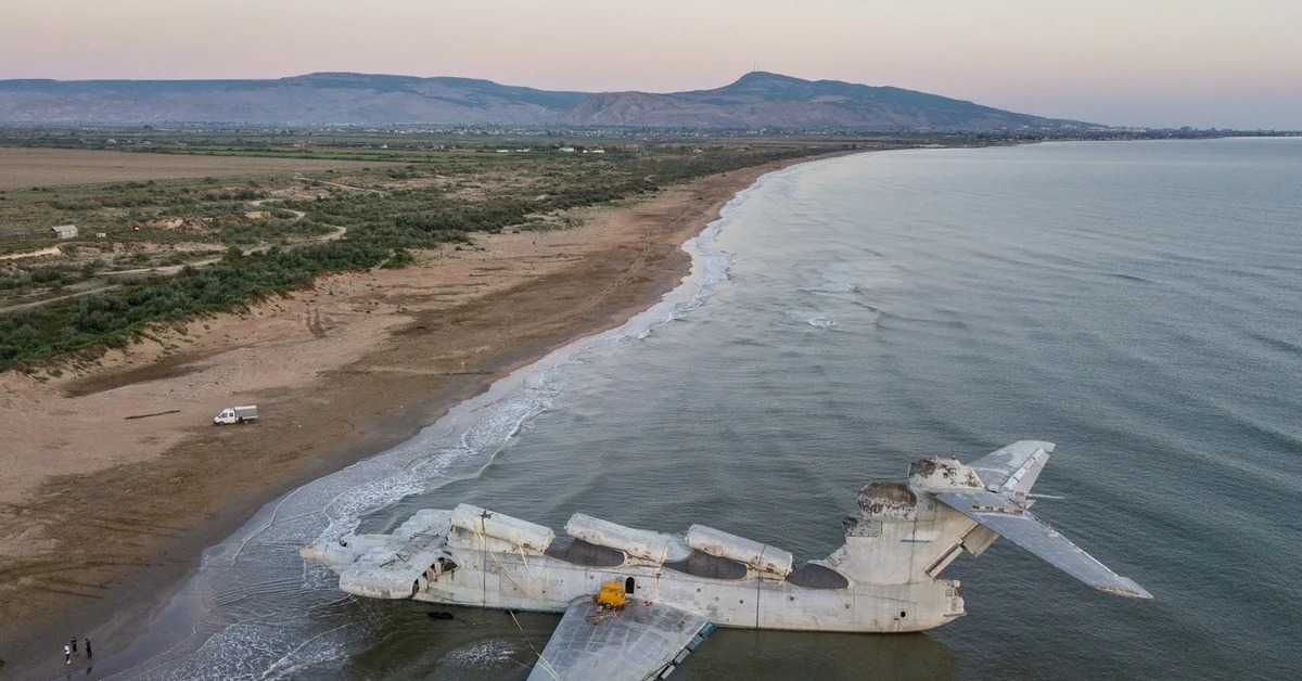 Самолет в дагестане. Экраноплан Лунь Дербент. Экраноплан Лунь Каспийск. Экраноплан Лунь в Дагестане. Ракетный экраноплан Лунь Дербент.