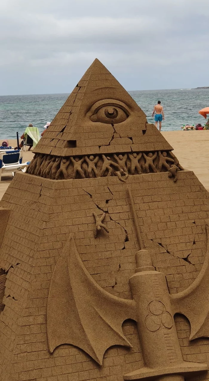 Somehow I feel uneasy from such creativity... - Sand sculpture, Sand, Pyramid, Coronavirus, Masons