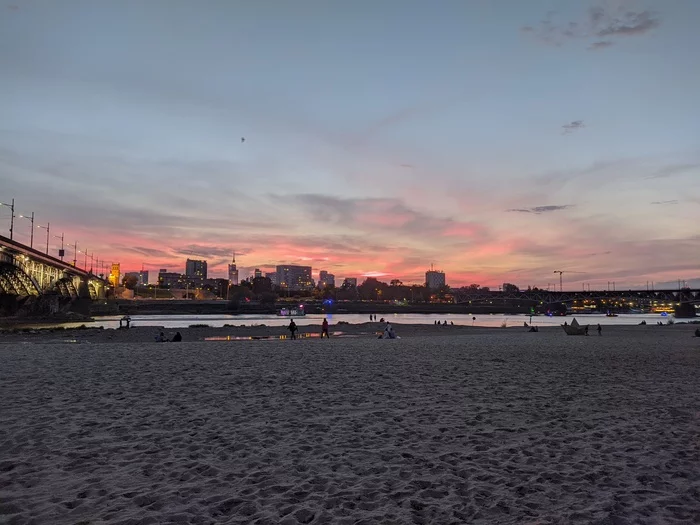 Poniatowski Bridge Beach, пляж под мостом Понятовского в Варшаве, общественное место где разрешено употреблять алкоголь - Моё, Варшава, Мобильная фотография, Висла, Закат, Длиннопост