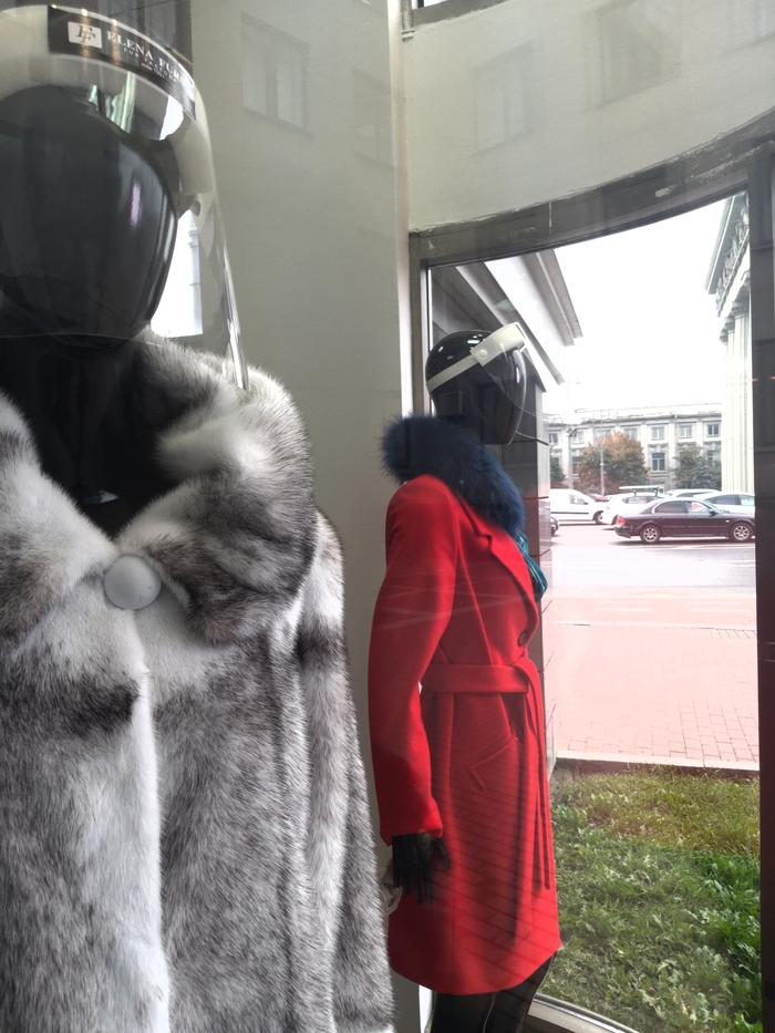 Даже манекены...