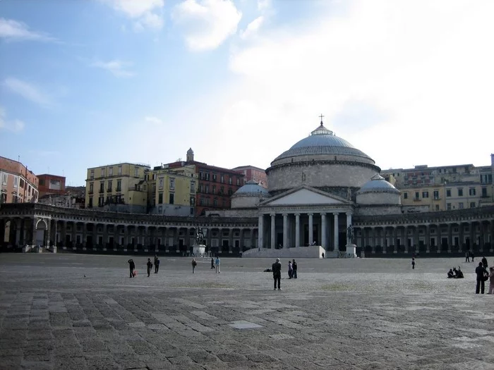 An old tunnel was found in Naples: dozens of cars have been parked there since the war - Catacombs, Museum, Italy, Video