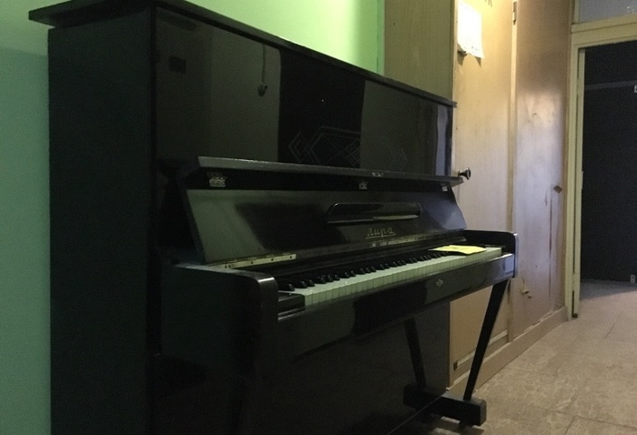 Writober, день 19. Фортепиано в подъезде