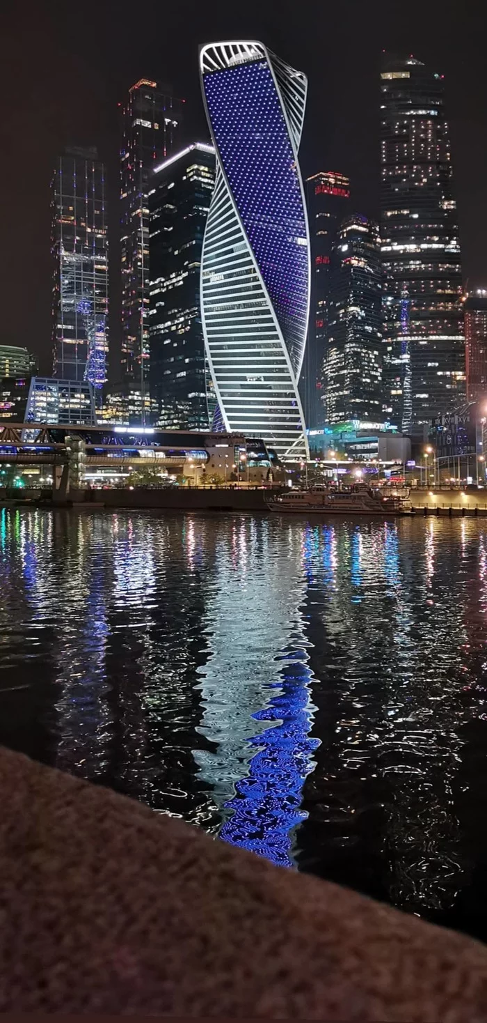 What do you think, DO YOU LIKE or NOT Moscow City? - The photo, Moscow, Skyscraper, Town, Night, River, Lights, Glass