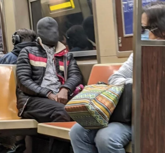 Забавные маски, которые можно встретить в метро во время коронавируса Коронавирус, Пандемия, Юмор, Метро, Люди, Длиннопост