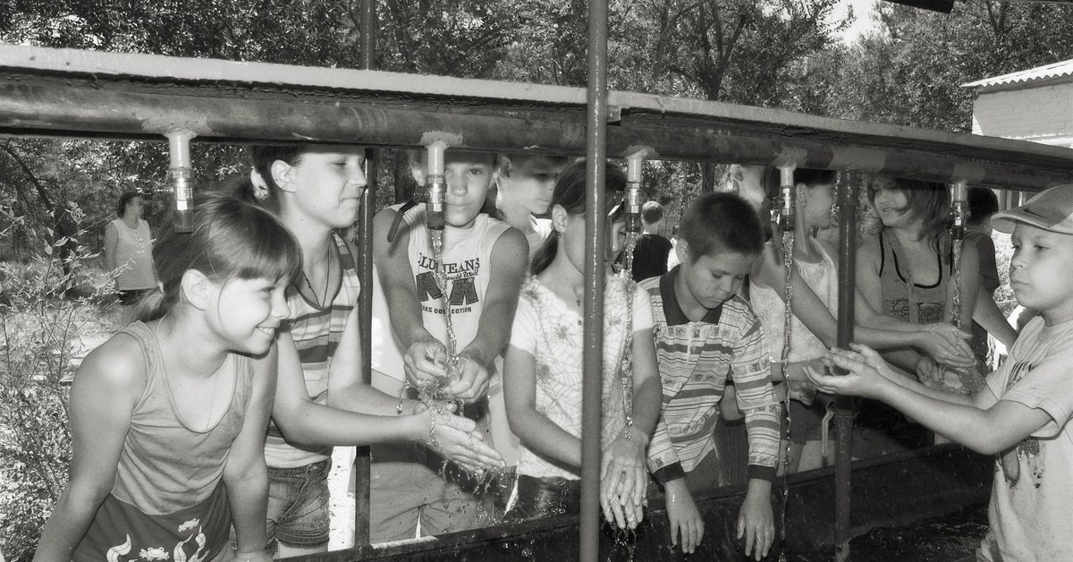 Пацаны в душе в лагере. Дети в Пионерском лагере. Пионерское детство в лагере. Пионер лагерь в 90е года. Советский детский лагерь.