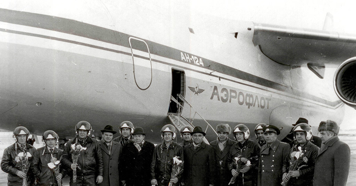 Первый рейс. Первый полет АН-124 Руслан. Экипаж АН 124. 24 Декабря 1982 первый полет АН-124 Руслан. АН-124 Руслан экипаж.