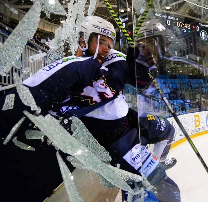 Don't hit the glass - Hockey, Glass, Board, Smashed