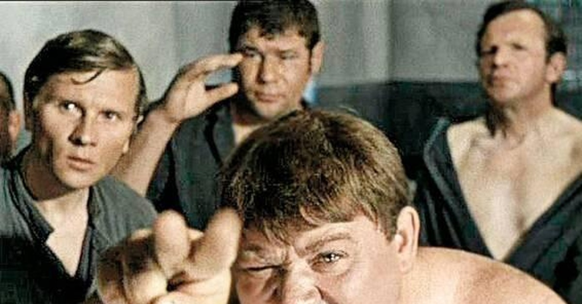 Постер к фильму джентльмены гая ричи. Включи буду джентльмены. Включи буду джентльмены. Включи буду джентльмены. Джентльмены 2020 чарли ханнэм.