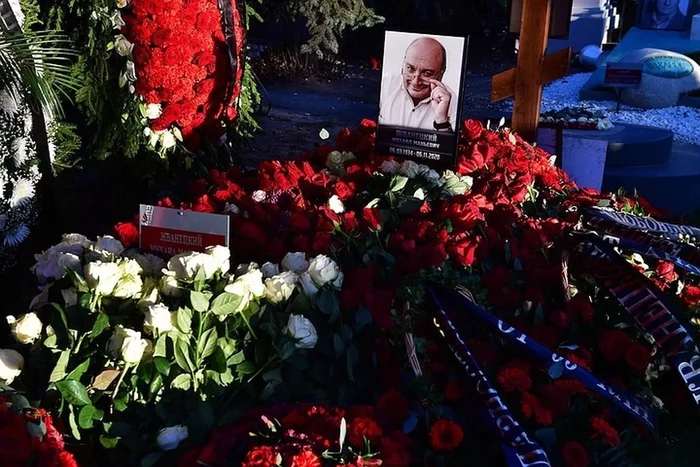 12 volleys is too much: Why Zhvanetsky was buried with military honors - Kp, news, Mikhail Zhvanetsky, Novodevichy Cemetery, Funeral, Longpost