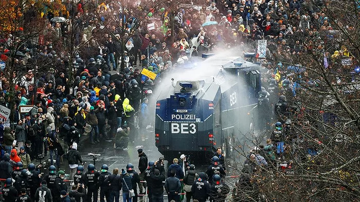 Berlin police used water cannons against protesters - Coronavirus, Protest, Berlin, Germany, Video, Politics
