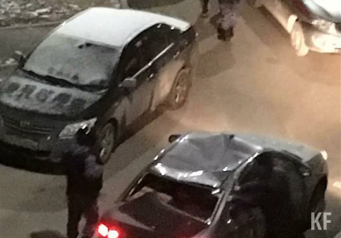 An inadequate Kazan resident threw dumbbells from the balcony directly onto the cars below - Negative, Kazan, Brawlers, Video