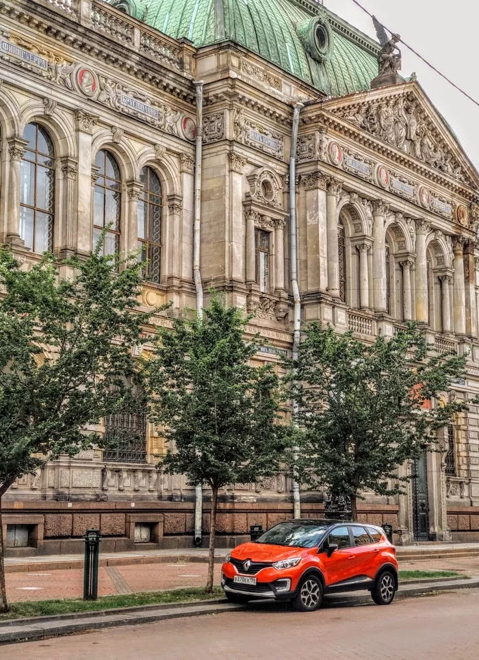 Red capture and majestic architecture - Car, Saint Petersburg, Kaptur