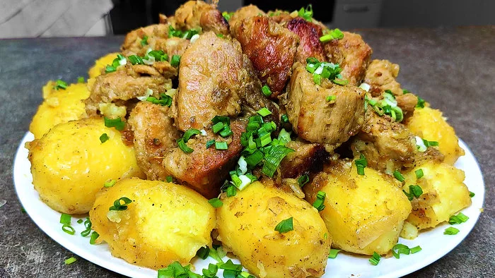 This is the only way you will cook! An excellent side dish, Siberian Potatoes for the festive table! - My, Garnish, Potato, Potatoes with meat, Meat, Recipe, Cooking, Food, Dinner, Dinner, Video, Longpost, Video recipe