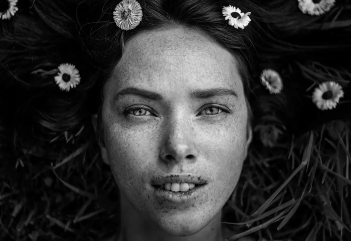 Redhead and flowers. part 2 - My, The photo, Redheads, Beautiful girl, Nature, beauty, Portrait, Black and white, Freckles, Flowers, Longpost