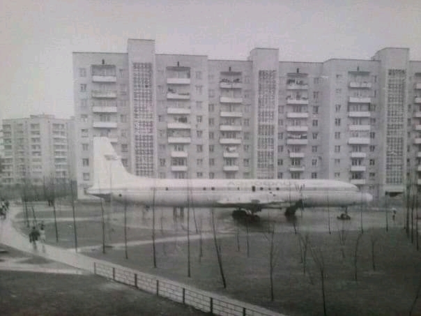 Last landing - Passenger aircraft, Old photo, Not photoshop, Aviation, Aeroflot, the USSR, Town, The photo, , Black and white photo, IL-18