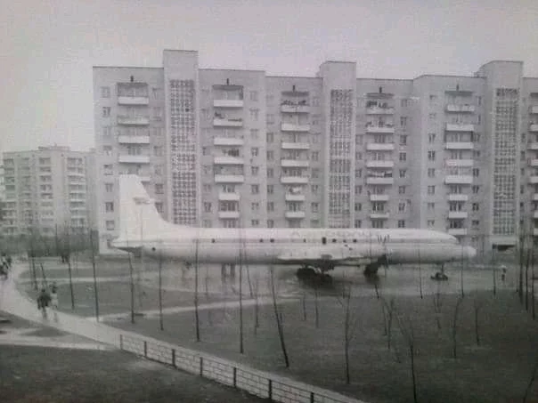 Last landing - Passenger aircraft, Old photo, Not photoshop, Aviation, Aeroflot, the USSR, Town, The photo, Black and white photo, IL-18