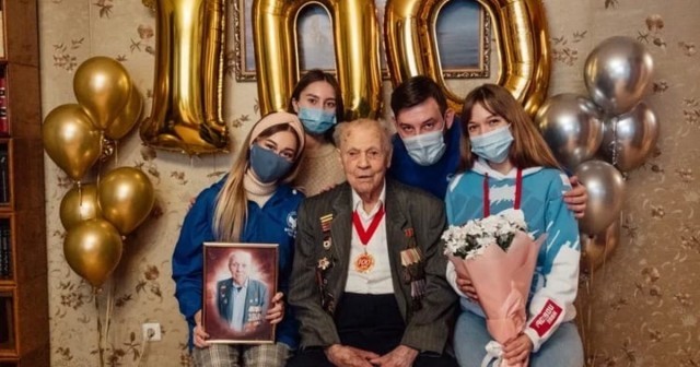Ради фоточки волонтёры рискуют жизнью ветерана Коронавирус, Ветераны, Великая Отечественная война