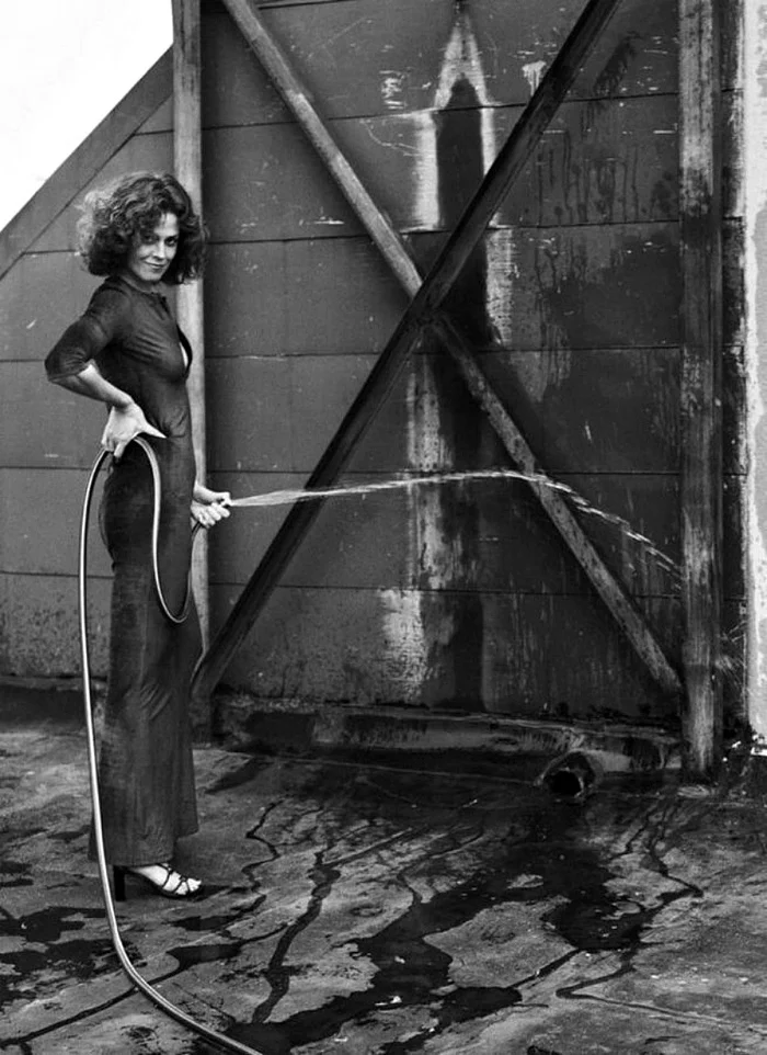 Sigourney Weaver pisses from a hose. 1977 - Sigourney Weaver, The photo, Black and white photo, Actors and actresses, Celebrities