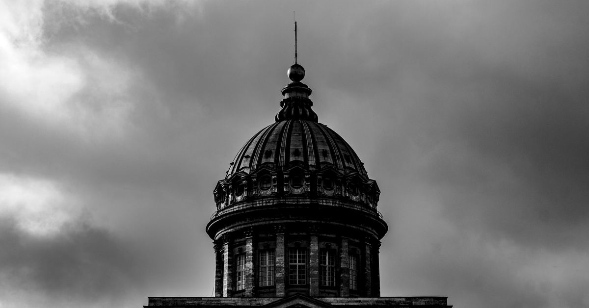 Санкт петербург черно белые фото. Троицкий собор а СПБ В чб. Исаакиевский собор в черно белом с красным. Архитектура Питера чб. Темный Питер.