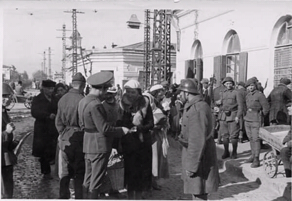 Romanian patrol in Simferopol. 1942 - Story, History of the USSR, The Second World War, The Great Patriotic War, Crimea, Romania, Old photo