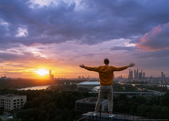 How I spent this summer - My, Moscow, I want criticism, Roof, Town, The photo, Sunset, Person, Summer, , Nostalgia, Moscow City, Нытье