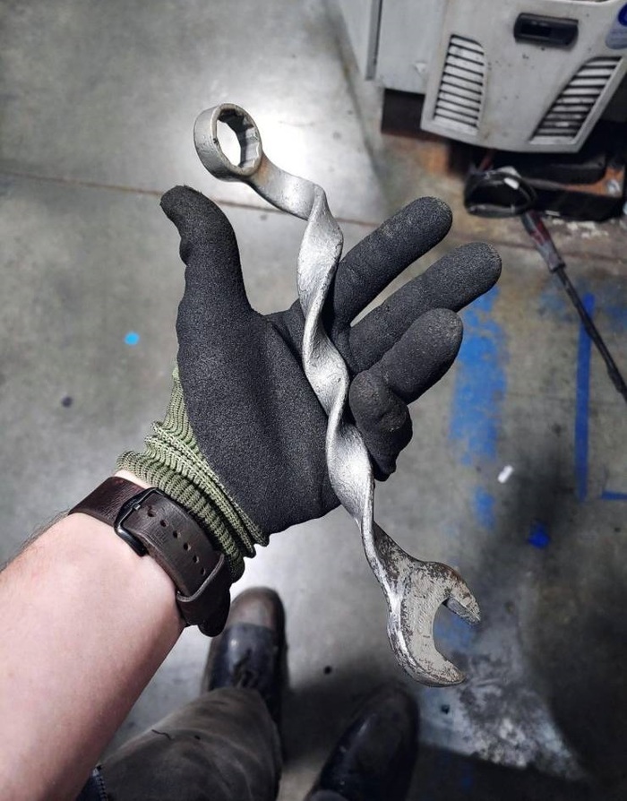 Михалыч, неси кручёный ключ