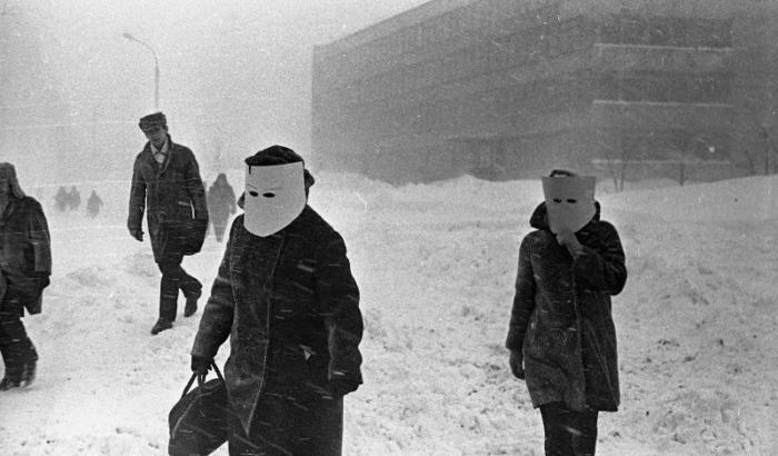 Pedestrians protect their faces from snow, Yuzhno-Sakhalinsk, USSR, 1968 - the USSR, Yuzhno-Sakhalinsk, Snow, Bad weather, People, The photo, Old photo