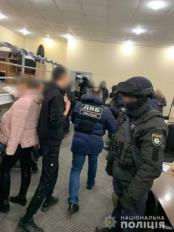 В Харькове раскрыт мошеннический Call центр – 100 сотрудников, ежемесячный доход более 7 млн грн Харьков, Интернет-Мошенники, Банковская карта, Длиннопост, Телефонные мошенники