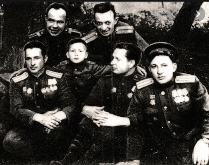 Ладошку мелом на Рейхстаге, свою обвёл и улетел ...