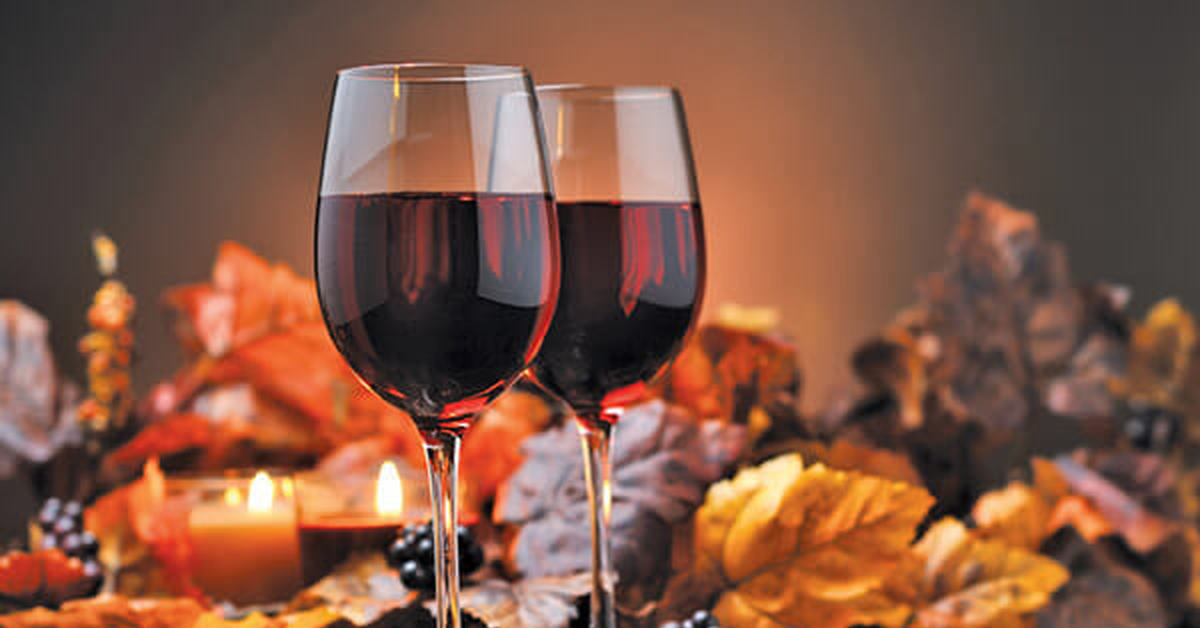 Два бокала вина бабек. Вино. Два бокала вина. Вечер с вином. Два бокала с вином.