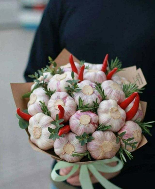 Anti-vampire bouquet! - Bouquet, Vampires, Garlic, The photo, Unusual bouquets