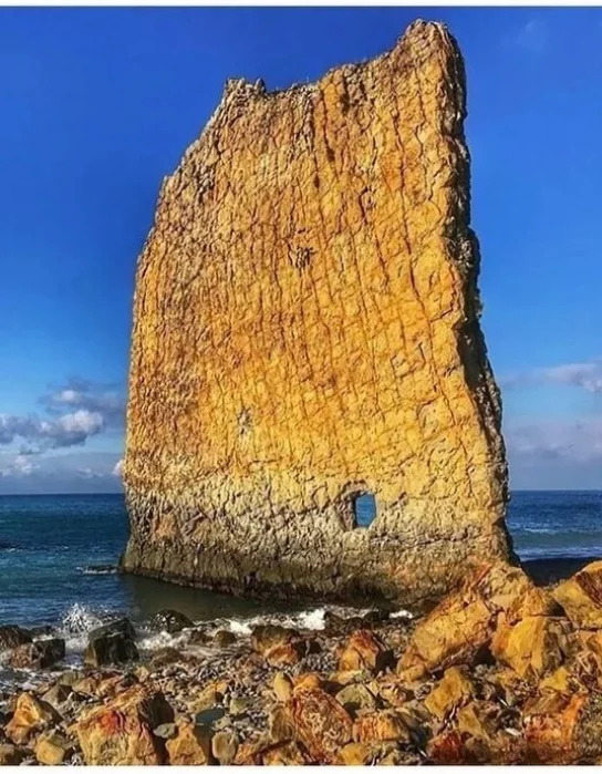 Where the north used to be, walkers walked on one side of the wall - The rocks, The photo, Sail